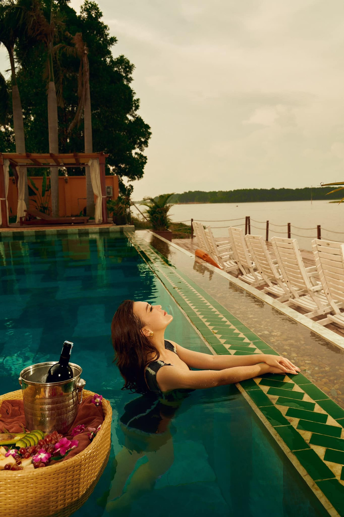 Phương Oanh liên tục tung shoot hình ở bể bơi nóng bỏng mắt.