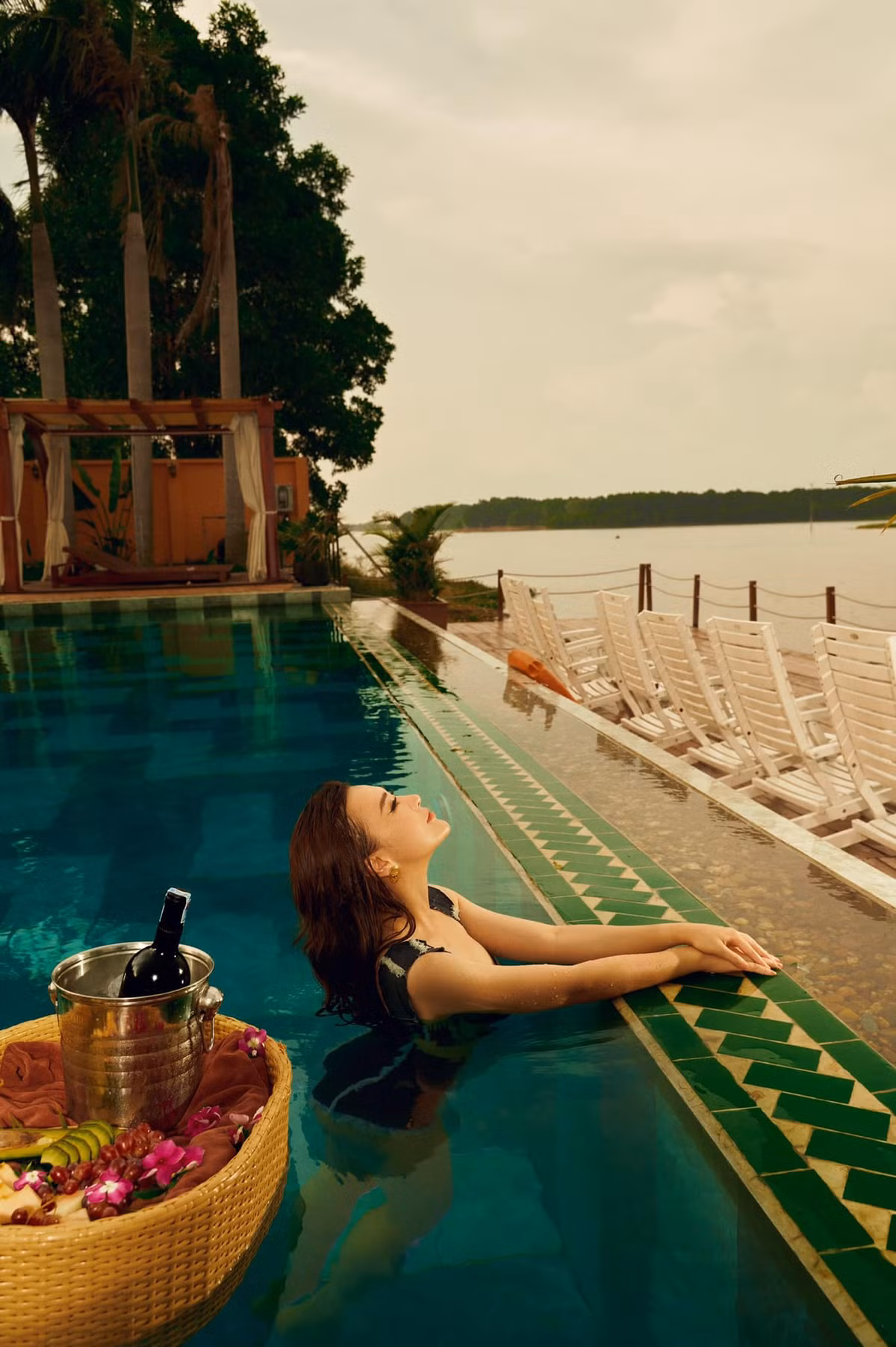 Phương Oanh liên tục tung shoot hình ở bể bơi nóng bỏng mắt.