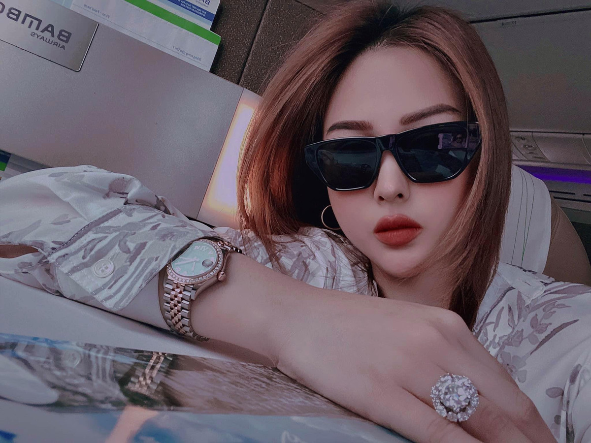 Ở tuổi 29, Võ Thanh Hiền có nhà chục tỷ, xế hộp loại sang, bộ sưu tập nhẫn kim cương đắt giá.