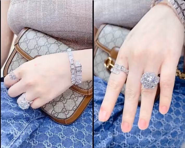 Sau bài đăng trên, hot girl "Đại gia chân đất" còn khoe clip kim cương đeo đầy tay, thế nhưng vẫn khiêm tốn cho rằng: "Coi xoàn của cô Hằng riết quay qua coi xoàn mình lại dằn vặt cuộc đời. Không biết sự nghèo còn đeo đuổi tụi con tới khi nào! Tay lọc xương cá nấu bún đứt toè loe, rán sườn mỡ bắn phỏng tùm lum hết, từ nay không nấu cơm nữa để dưỡng da tay nhỡ sự giàu sang ập tới bất kỳ lúc nào".