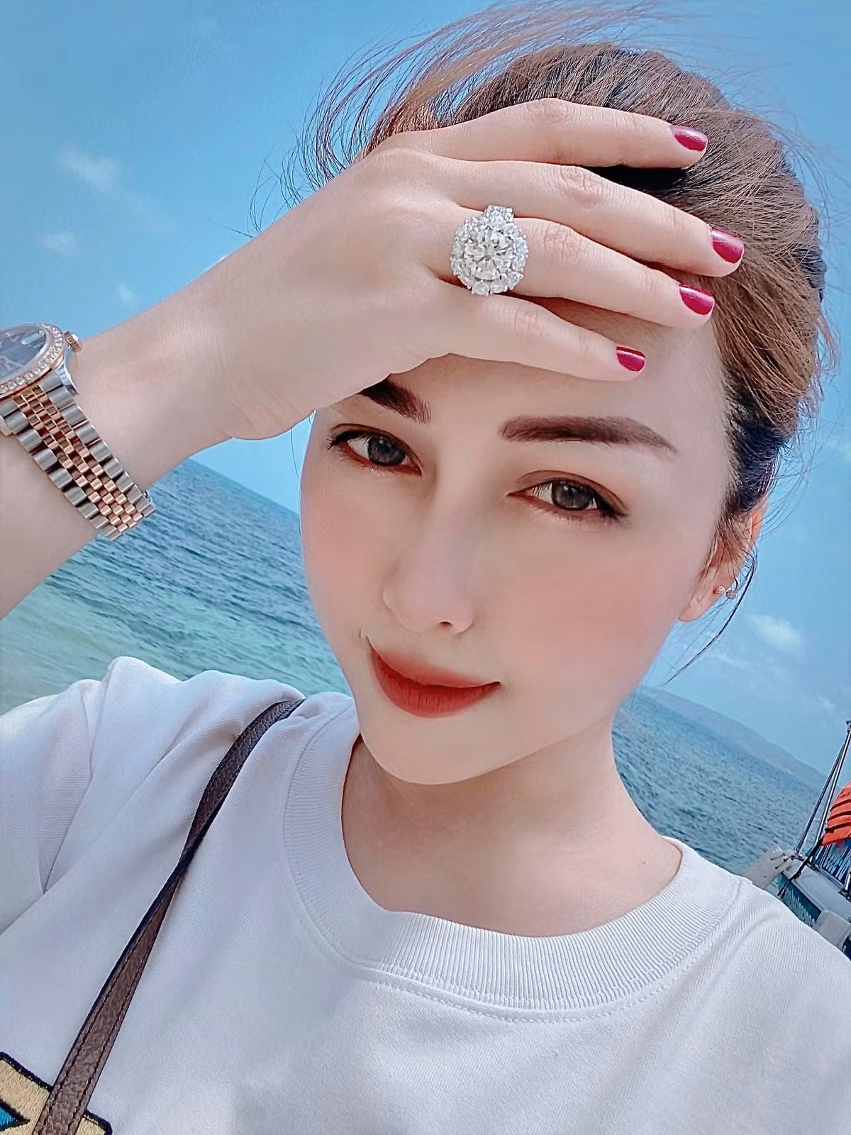 Thu vui giong ba Phuong Hang, my nhan “Kem xoi” khoe kim cuong day tay