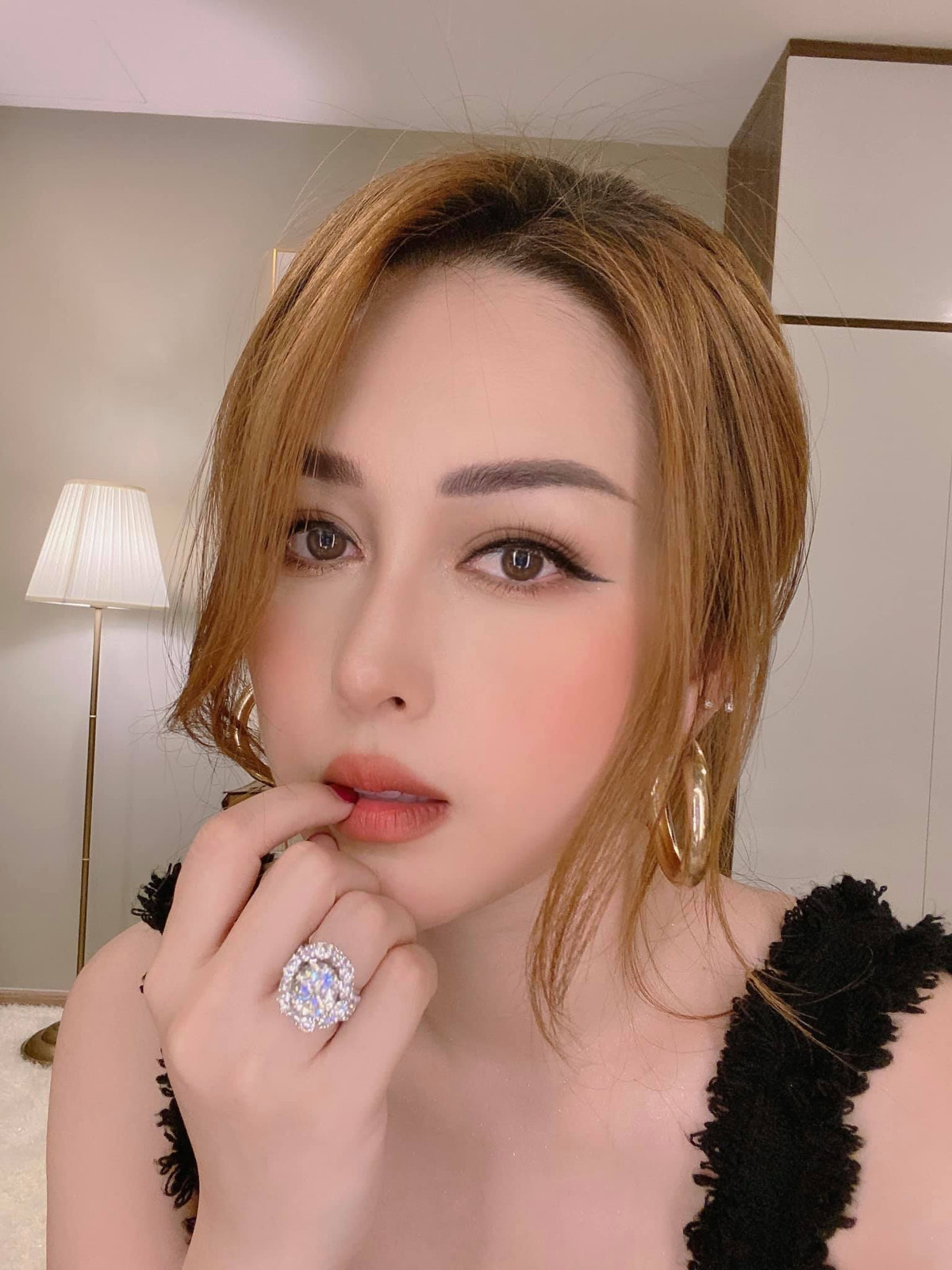 Mỹ nhân họ Võ sở hữu nhan sắc xinh đẹp, nóng bỏng và bản lĩnh.