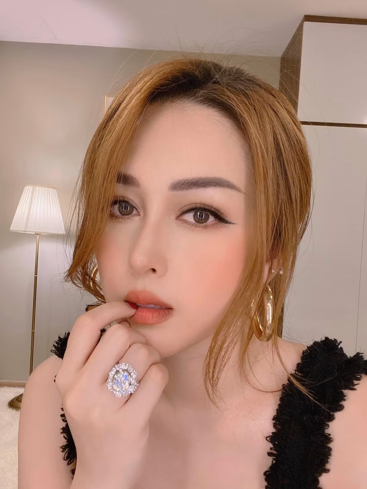 Mỹ nhân họ Võ sở hữu nhan sắc xinh đẹp, nóng bỏng và bản lĩnh.