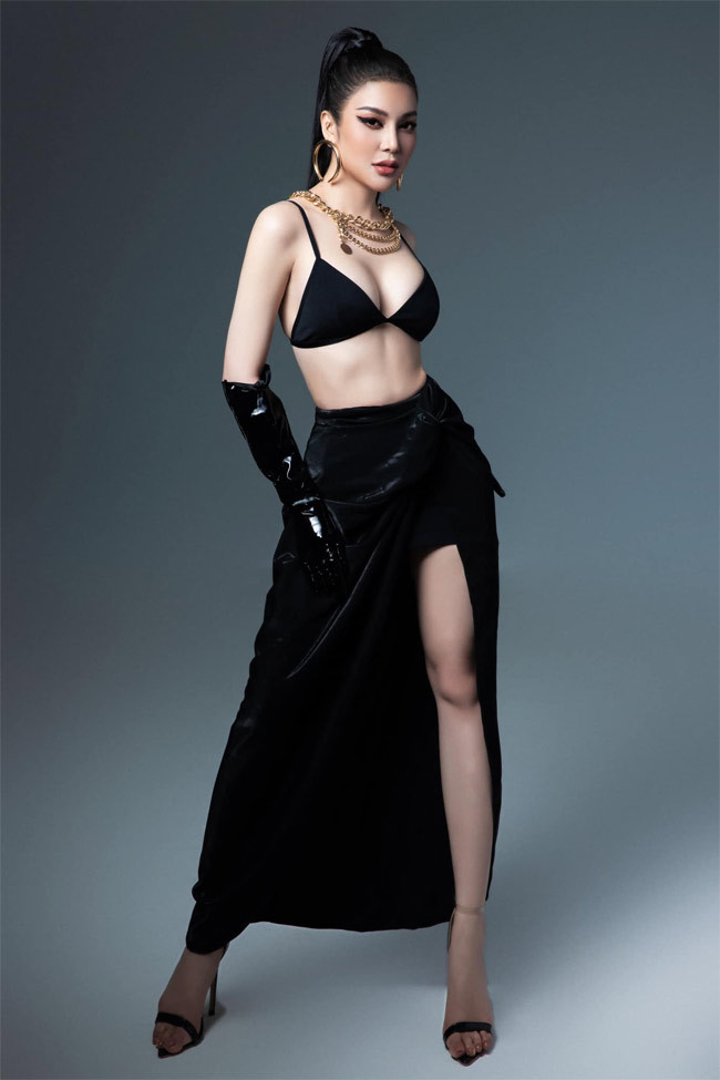 Ngoài ca hát, Lily Chen còn làm diễn viên, người mẫu.