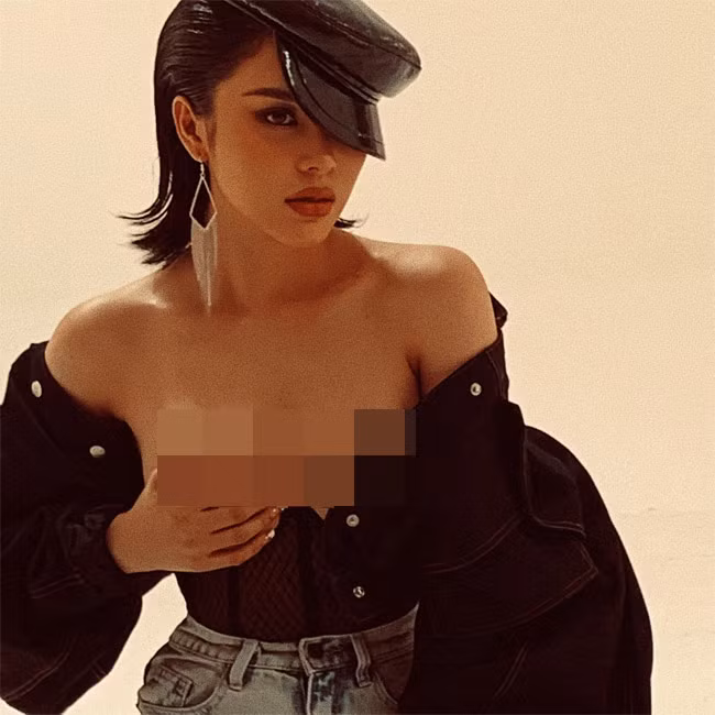 Sở hữu vòng 1 đẹp nên Lily Chen luôn chọn những style váy, áo khoe đôi gò bồng đảo.