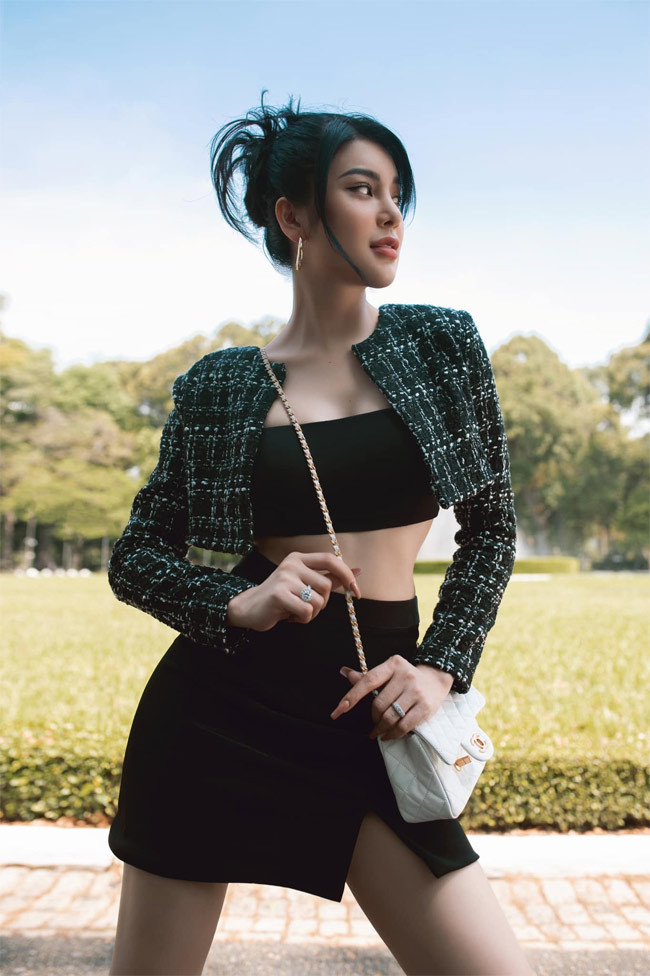 Không chỉ khoe ngực, Lily Chen còn thường xuyên chọn trang phục giúp cô khoe đôi chân dài và vòng eo thon gọn.