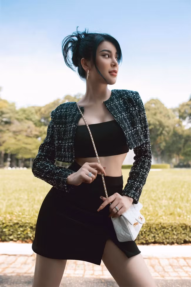 Không chỉ khoe ngực, Lily Chen còn thường xuyên chọn trang phục giúp cô khoe đôi chân dài và vòng eo thon gọn.