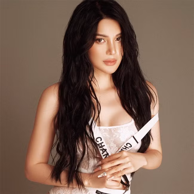  Vẻ gợi cảm của Lily Chen không chỉ nhờ body mà còn nhờ cách chọn trang phục quyến rũ.