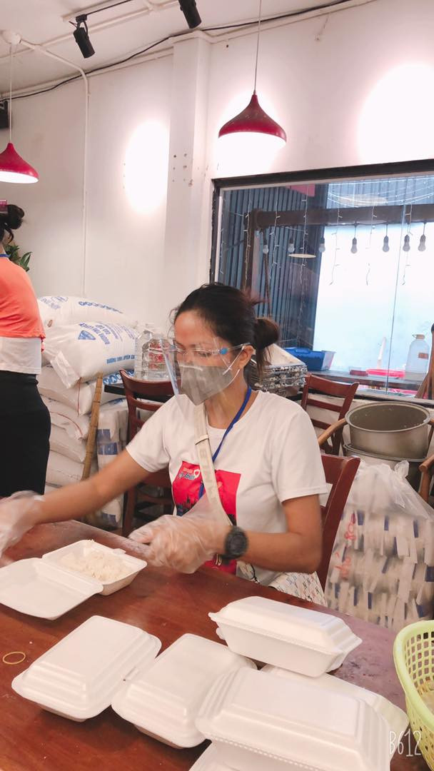 Nàng hậu đăng hình ảnh đang phụ giúp mọi người chuẩn bị các phần cơm và rửa chén tại bếp từ thiện. "Gì chứ rửa chén là Hen siêu xịn nha, dạn dày kinh nghiệm luôn", người đẹp háo hức chia sẻ.
