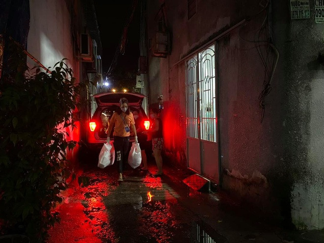 Thiếu phương tiện vận chuyển giữa mùa dịch, nàng hậu sẵn sàng dùng xe riêng để chuyên chở đồ. Quen với bê vác nặng cộng với chăm chỉ tập thể thao nên công việc với H'hen Niê không quá vất vả.