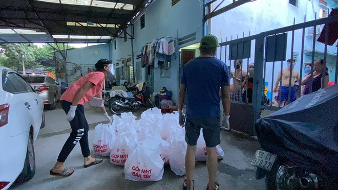 Nàng hậu tham gia trao quà, nhiệt tình thăm hỏi người dân và nhận được nhiều sự yêu quý.