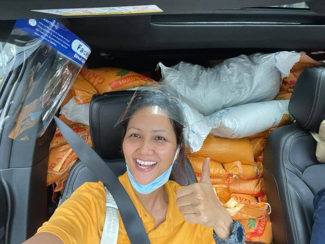 Thời điểm Hoa hậu H'hen Niê được đề cử Nghệ sĩ ấn tượng, cô vẫn đang miệt mài với vai trò là một tình nguyện viên hỗ trợ mọi hoạt động trong mùa dịch COVID-19, tích cực tham gia thiện nguyện cùng với các nghệ sĩ tại TP HCM.