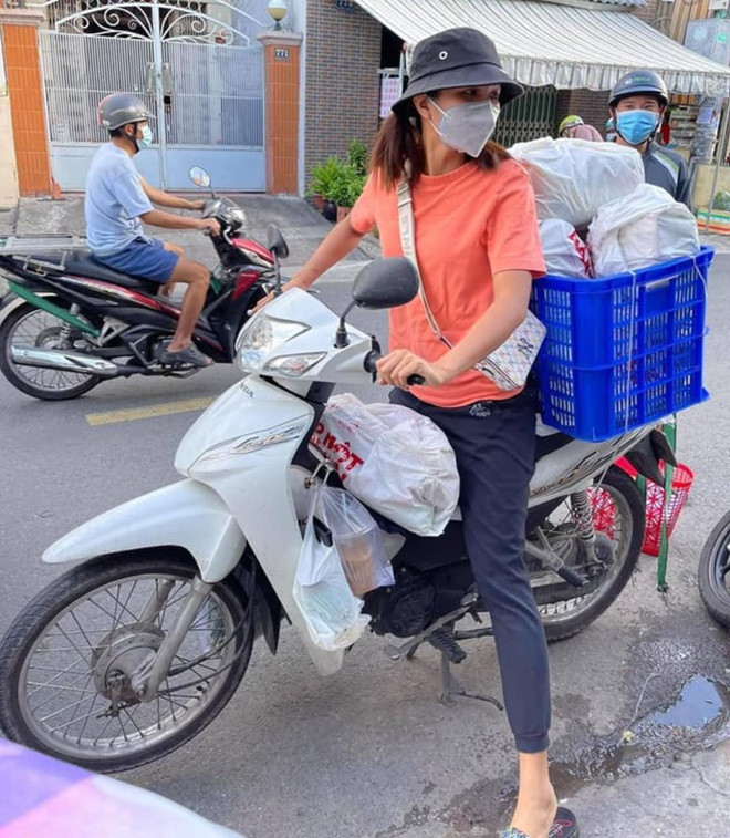 Hình ảnh giản dị của Hoa hậu H'hen Niê chạy xe máy hỗ trợ việc chở hàng vào trong các con hẻm nhỏ cho người dân gây ấn tượng mạnh. Ảnh: MU.