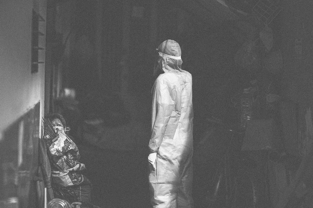 Hình ảnh Hoa hậu H'hen Niê lặng lẽ đến từng nhà gõ cửa xin mẫu xét nghiệm COVID-19 ở khu phong tỏa. Ảnh: Michael Neo.