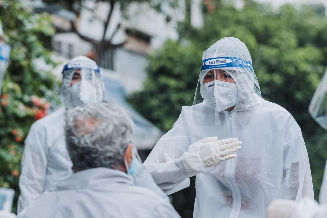 Team của Hoa hậu H'hen Niê hiện quay trở lại với công việc điều phối tiêm vắc xin. Trước đó, cô cũng tham gia điều phối lấy mẫu ở khu phong toả. Chia sẻ một khoảnh khắc ấm lòng giữa tâm dịch, người đẹp Ê-đê viết: "Hen hay theo sát các ông bà lắm, một phần nhớ ông bà của mình, bên cạnh đó thường các ông bà mới đầu test chưa biết và cũng gặp nhiều khó khăn như di chuyển hay nghe. Ngày thường sẽ ôm và dìu ông bà đi nhưng dịch bệnh đành đi từ từ phía sau bước đi của các cụ và thầm ước sự bình an và sức khoẻ đến các cụ!".