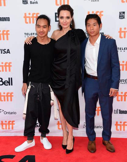 Trở thành con trai của minh tinh hạng A Hollywood, Pax Thiên phải làm quen với cuộc sống mới mẻ hoàn toàn và thỉnh thoảng lại được cùng mẹ xuất hiện trong những sự kiện quan trọng. (Ảnh: Independent.ie)