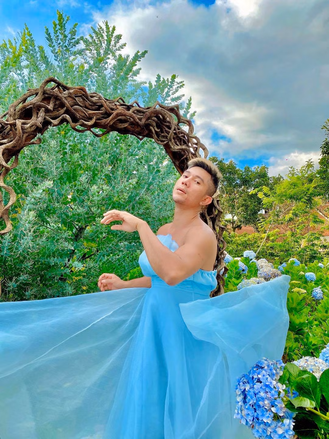 Diện mạo có phần kệch cỡm của Lương Bằng Quang dường như "phá tan nát" khung cảnh đồng hoa đẹp lãng mạn.