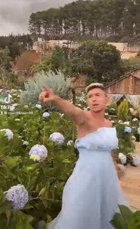 Trước đó, bạn trai Ngân 98 háo hức khoe: "Nghe nói đang hot trên Tiktok. 1 triệu view up bộ ảnh full không che".