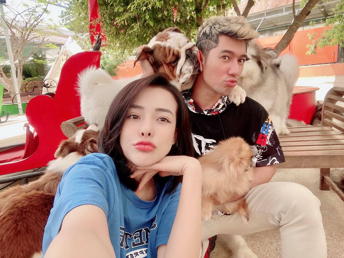 Đáp lại những bình luận không hay, nam nhạc sĩ cho rằng: "Có người nói thầy Quang bị khùng. Thầy Quang thấy đời thế mới vui, mạnh dạn làm điều mình thích, hát cũng vậy, có thể bạn chưa hát hay, cứ mạnh dạn học và mạnh dạn không sợ họ chê cười, mình đang mang niềm vui cho họ mà".