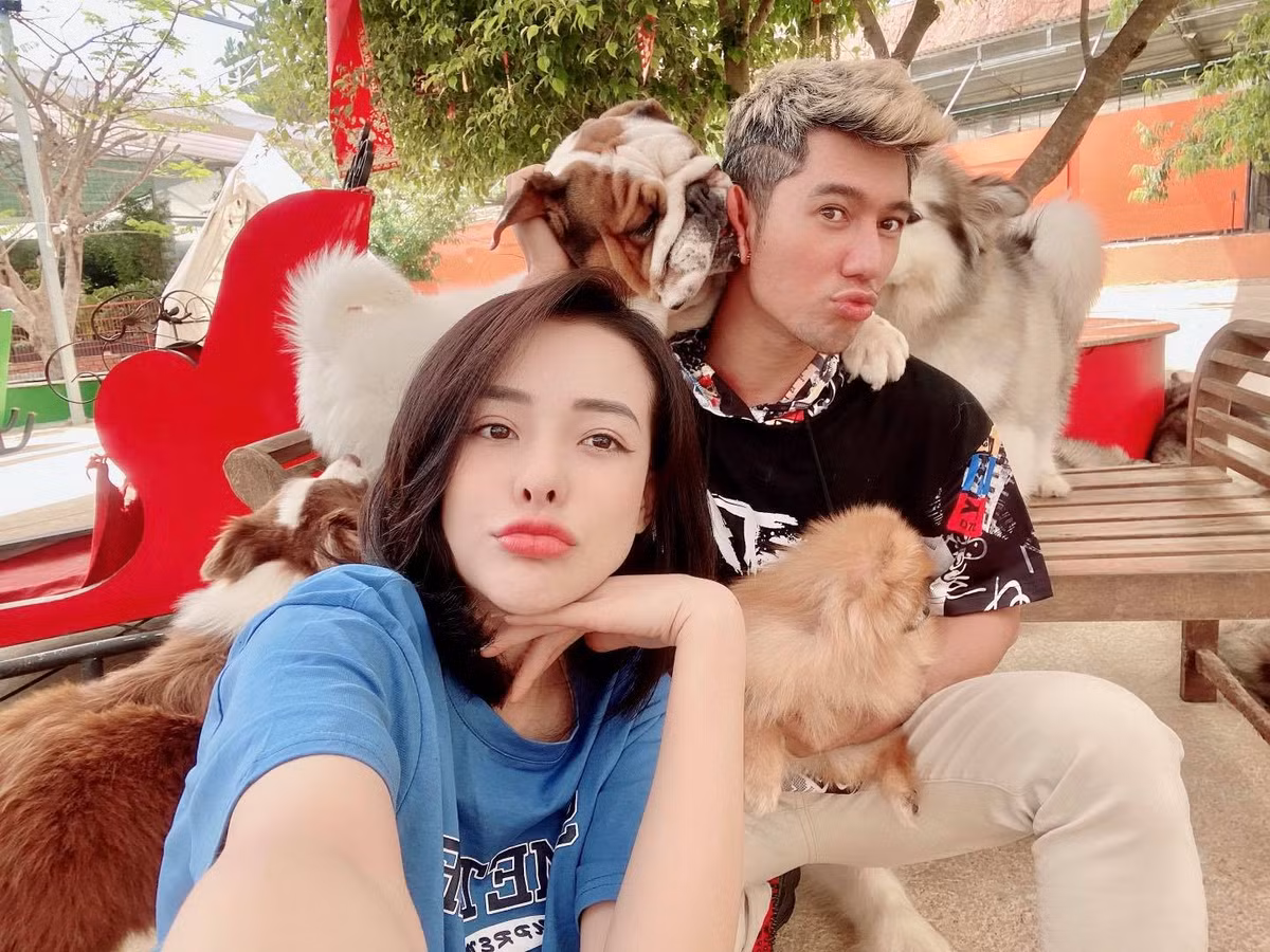 Đáp lại những bình luận không hay, nam nhạc sĩ cho rằng: "Có người nói thầy Quang bị khùng. Thầy Quang thấy đời thế mới vui, mạnh dạn làm điều mình thích, hát cũng vậy, có thể bạn chưa hát hay, cứ mạnh dạn học và mạnh dạn không sợ họ chê cười, mình đang mang niềm vui cho họ mà".