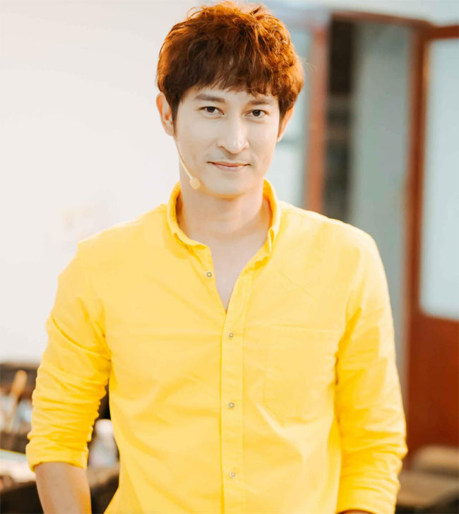 Huy Khánh cho biết anh đã ký hợp đồng quảng cáo với một nhãn hàng thực phẩm chức năng. "Huy Khánh có quảng cáo cho sản phẩm này, lúc đầu bên nhãn hàng có đưa giấy kiểm duyệt của bộ y tế và rồi sau đó đã bị lồng ghép hình ảnh và những câu chữ dung tục sai mục đích thỏa thuận ban đầu. Nhiều lần làm việc với bên đại diện nhãn hàng nhưng không được hợp tác mà clip thì càng ngày càng được sử dụng nhiều hơn với nhiều câu chữ phản cảm. Hy vọng họ sẽ biết nhìn lại và không tiếp tục làm những việc gian dối nữa", Huy Khánh chia sẻ.