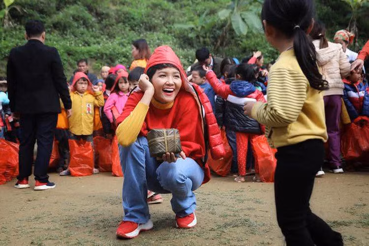 Sự năng nổ và hăng hái làm việc thiện nguyện của người đẹp lọt top 5 Hoa hậu Hoàn vũ Thế giới 2018 đã truyền năng lượng tích cực đến cộng đồng, đặc biệt là các bạn trẻ. (Ảnh: FBNV)