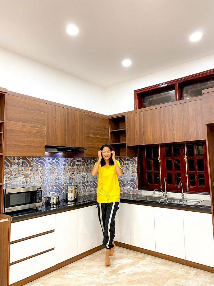 Theo chia sẻ của Hoa hậu H'Hen Niê, sau khi lọt top 5 Miss Universe 2018, cát sê của cô tăng nhiều lần nhưng cô vẫn sống rất bình dị, dành dụm tiền xây nhà cho bố mẹ ở quê và dành tiền thực hiện những dự án cá nhân. (Ảnh: FBNV)