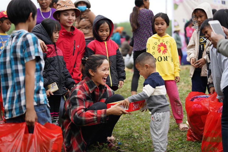 Sau khi lọt top 5 Miss Universe 2018, H'Hen Niê tham gia rất nhiều hoạt động cộng đồng, thiện nguyện. (Ảnh: FBNV)