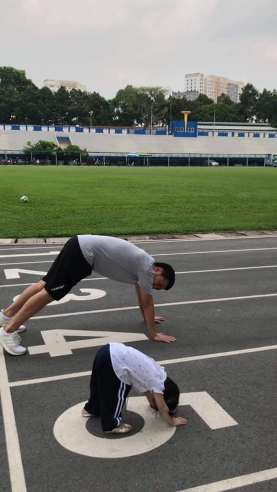 Hai cha con có rất nhiều khoảnh khắc vui đùa bên nhau và nhìn ảnh là thấy Destiny rất thích thú khi được chơi cùng bố.