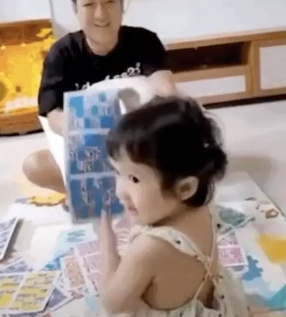 Trước đó, trong một clip trên trang TikTok của Trường Giang, bé Destiny cũng lộ nửa khuôn mặt khi quay lại ống kính trong tích tắc.