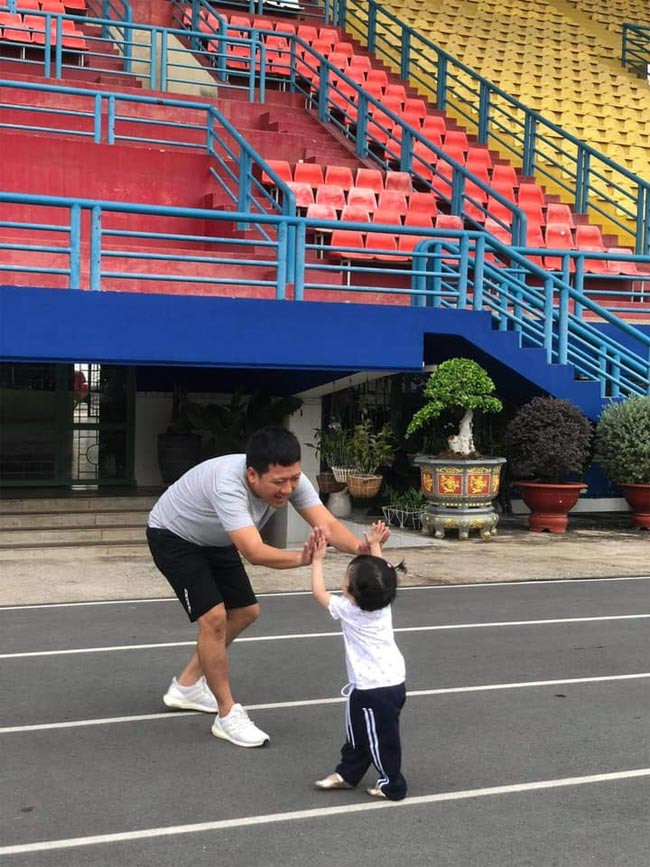 Nhã Phương thừa nhận con gái quấn và thích chơi với bố Trường Giang hơn mẹ.