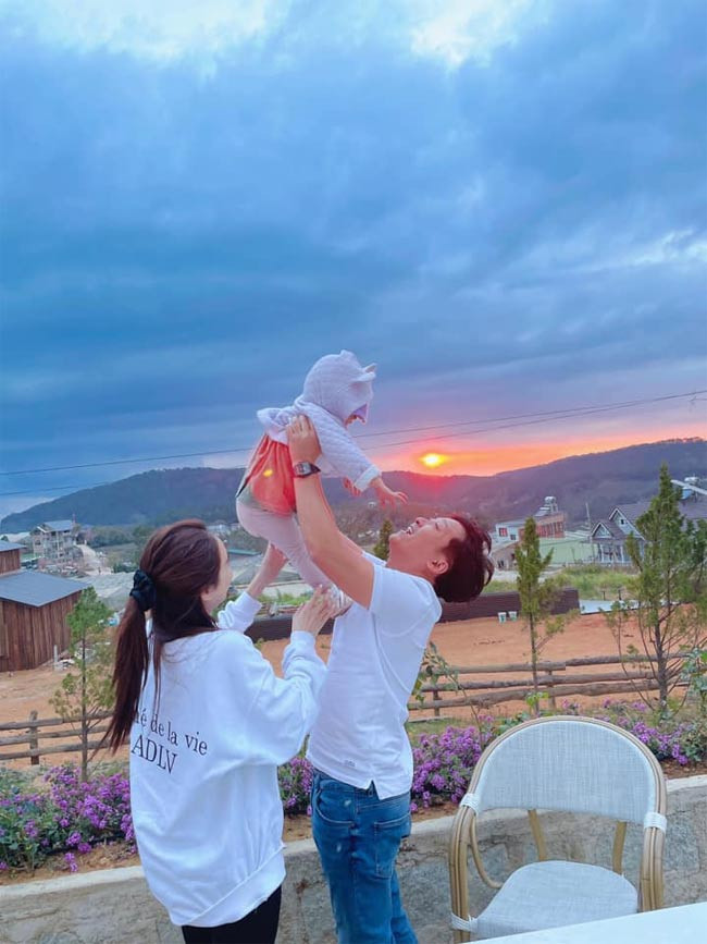 Nhã Phương thì thấy con gái càng lớn càng có nhiều nét giống bố nhưng nam diễn viên hài cho rằng con gái giống cả hai vợ chồng.