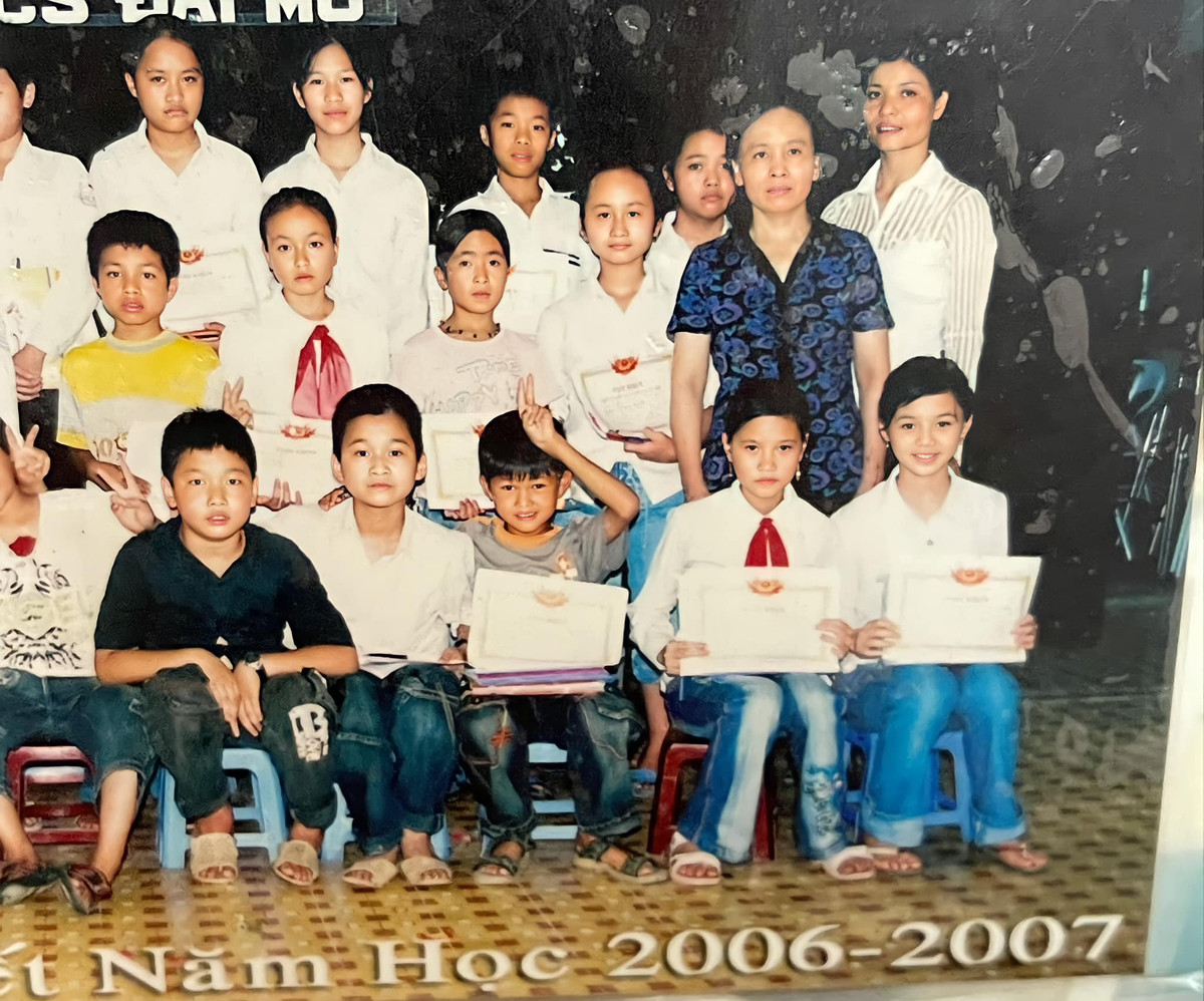 Hình ảnh Quỳnh Kool hồi lớp 6 được khen xinh đẹp từ bé.