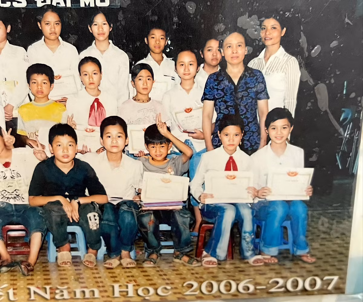 Hình ảnh Quỳnh Kool hồi lớp 6 được khen xinh đẹp từ bé.