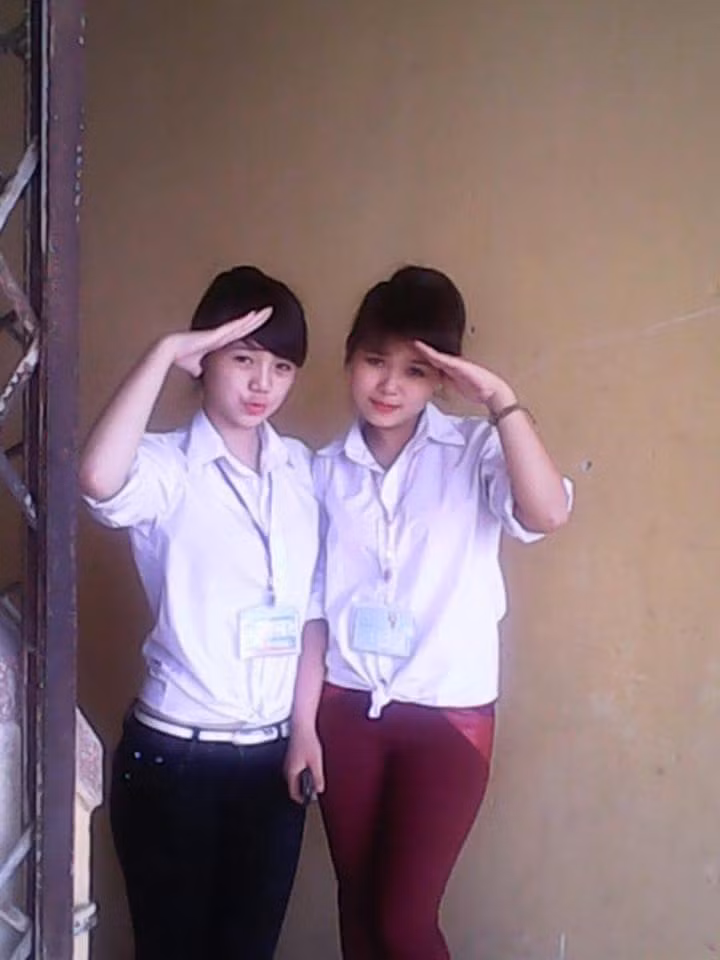 Mới đây trên trang cá nhân của mình, tiểu thư nhà họ Cao trong "Hướng dương ngược nắng" khoe loạt ảnh thời cấp 3 khiến fan không khỏi xuýt xoa.