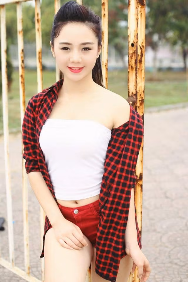 Nữ diễn viên có danh xưng "bé Heo" từ thời đi học và theo đuổi hình tượng gợi cảm từ sớm.