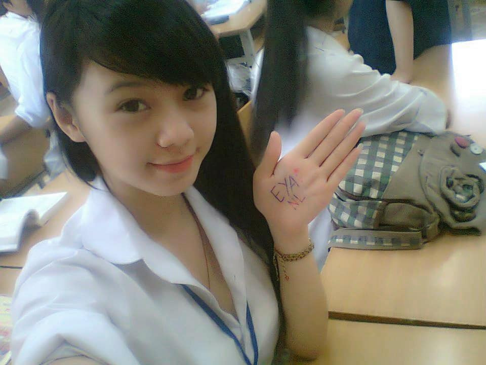 Bản thân mỹ nhân 9X khi xem lại ảnh thời còn là nữ sinh cũng rất tự tin với ngoại hình "có đến nỗi tệ đâu" của mình.