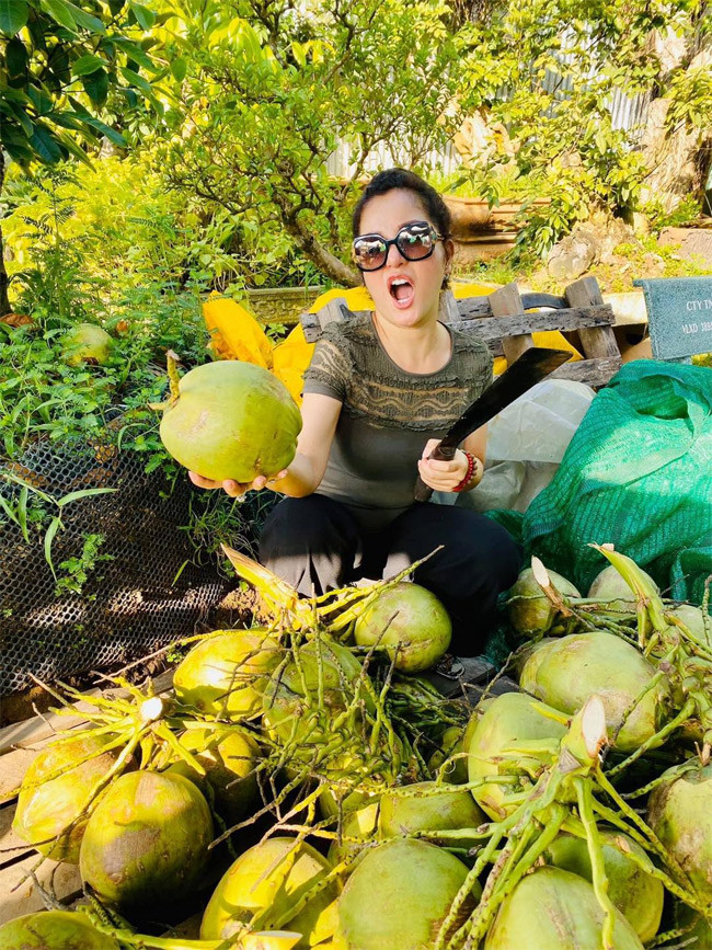 “Thật sự ra, từ ngày dịch bệnh này làm cho mình biết ở nhà là như thế nào, biết tình cảm gia đình nhiều hơn. Cha mẹ, con cái được gần gũi với nhau hơn. Tôi biết ở nhà chăm sóc gia đình, giờ nhà tôi sạch bụi, dọn dẹp cả ngày”, Thúy Nga tâm sự.