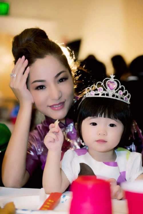 Từ đó đến nay, cô làm mẹ đơn thân, một mình nuôi con gái Nguyệt Cát khôn lớn.