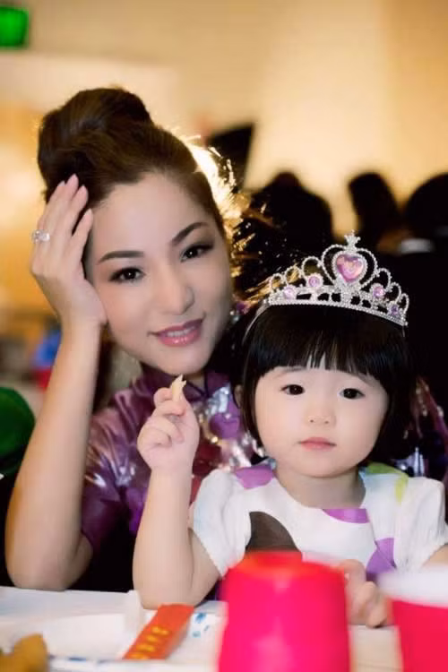 Từ đó đến nay, cô làm mẹ đơn thân, một mình nuôi con gái Nguyệt Cát khôn lớn.