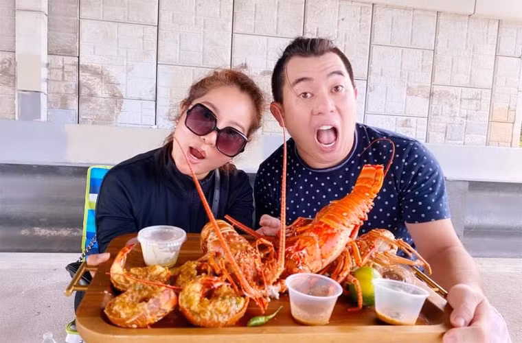 Nữ danh hài còn chia sẻ, vì dịch COVID-19, show diễn hạn chế, nên hiện tại thu nhập chủ yếu của Thúy Nga đến từ kênh Youtube. “Mùa dịch COVID-19 rất buồn nên tôi nảy sinh ý định quay clip. Ban đầu chỉ quay chơi thôi nhưng bị ghiền nên ngày nào cũng cầm máy quay”, cô nói.