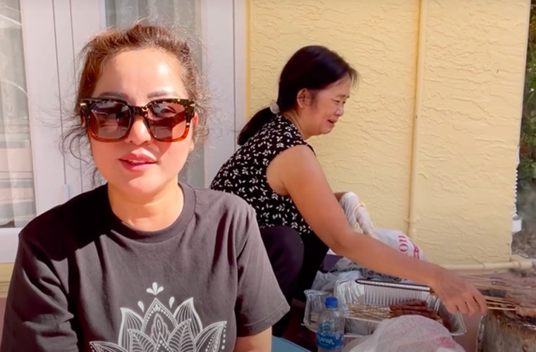 Trên kênh Youtube cá nhân, nữ diễn viên “Bộ ba rắc rối” khoe cô vẫn thường xuyên đi du lịch một số bang ở Mỹ vì biết cách tự bảo vệ bản thân. “Tôi hay đi lắm, không bao giờ ngồi yên được, lúc nào lịch cũng kín. Người ta nói năm nay dịch COVID-19, tôi bay mà người ta sợ luôn, họ nói tôi không sợ dính COVID-19 hay sao… Nhưng tôi đi biết cách tự bảo vệ bản thân…”.