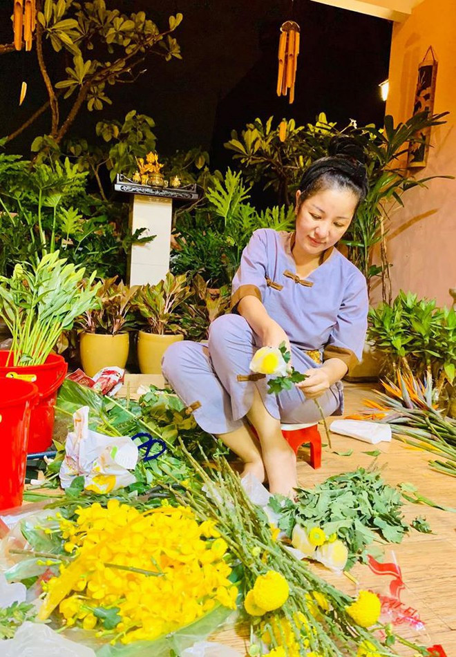 Trong thời gian ở lại Mỹ, Thúy Nga lao vào dọn dẹp nhà cửa, làm clip đăng lên kênh Youtube để giết thời gian.