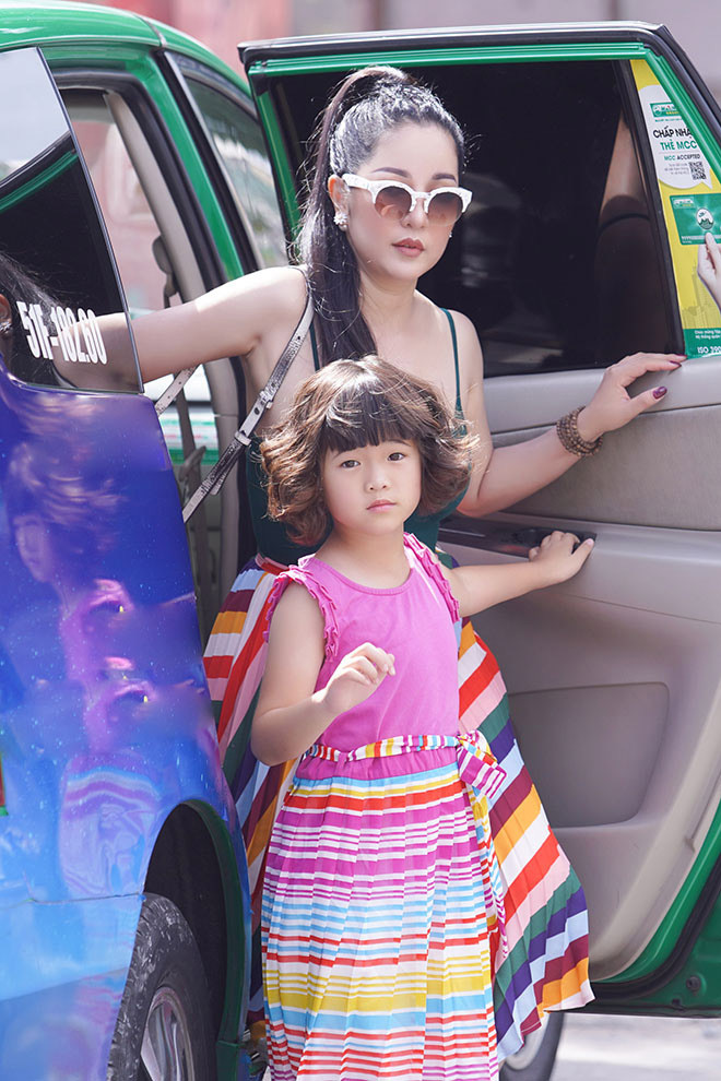 Trước khi dịch COVID-19 xảy ra, Thúy Nga cho con gái về Việt Nam sinh sống, học tập một thời gian.