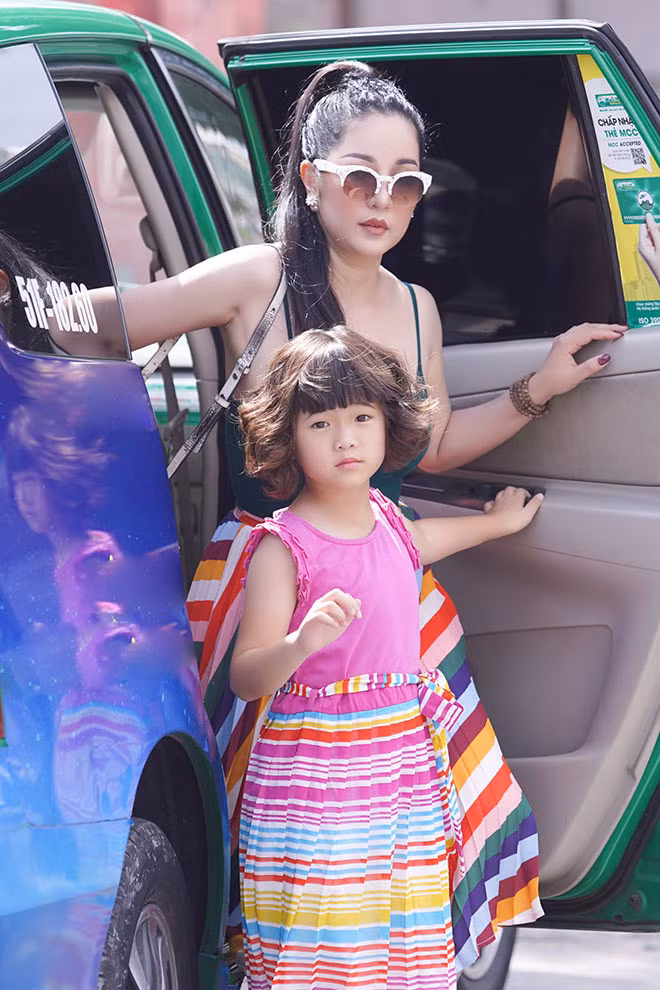 Trước khi dịch COVID-19 xảy ra, Thúy Nga cho con gái về Việt Nam sinh sống, học tập một thời gian.