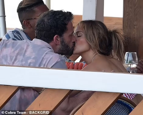 Jennifer Lopez quấn quýt bên Ben Affleck dịp sinh nhật 52 tuổi Jennifer Lopez quan quyt ben Ben Affleck dip sinh nhat 52 tuoi