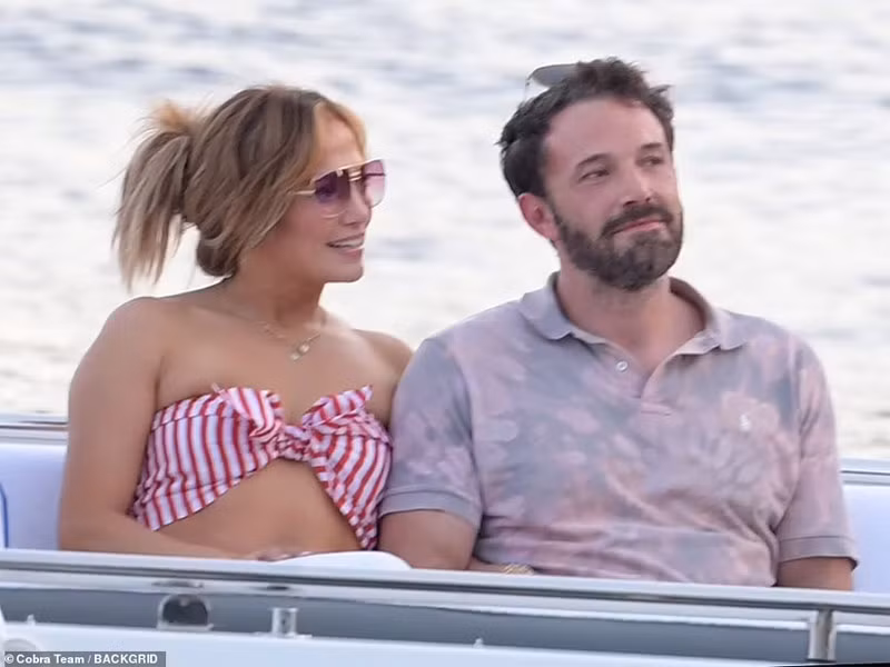 Ben - Jennifer từng có thời gian hẹn hò và chuẩn bị đám cưới vào năm 2003 nhưng cuối cùng cả hai đã huỷ hôn, đường ai nấy đi. (Ảnh: Backgrid)