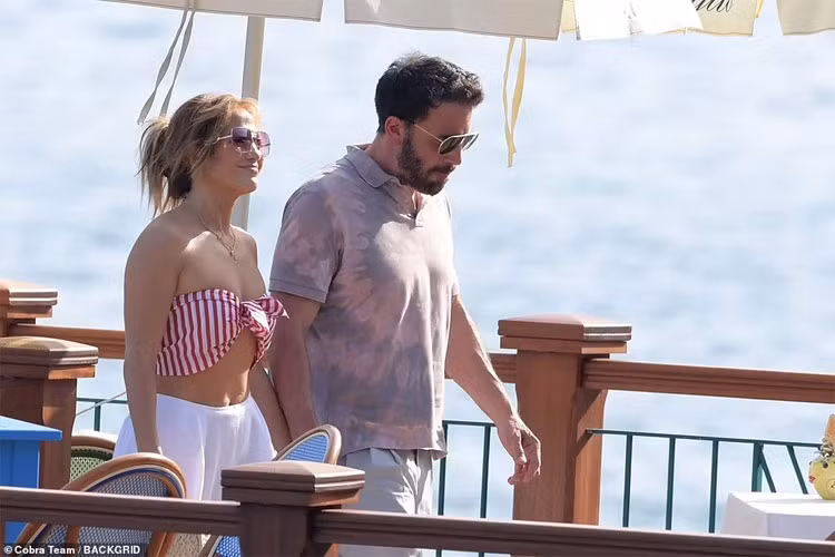 Ben có ba con riêng với vợ - cũ nữ diễn viên Jennifer Garner còn Jennifer có hai con sinh đôi với chồng cũ, nam ca sĩ Marc Anthony. (Ảnh: Backgrid)