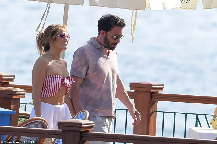 Ben có ba con riêng với vợ - cũ nữ diễn viên Jennifer Garner còn Jennifer có hai con sinh đôi với chồng cũ, nam ca sĩ Marc Anthony. (Ảnh: Backgrid)