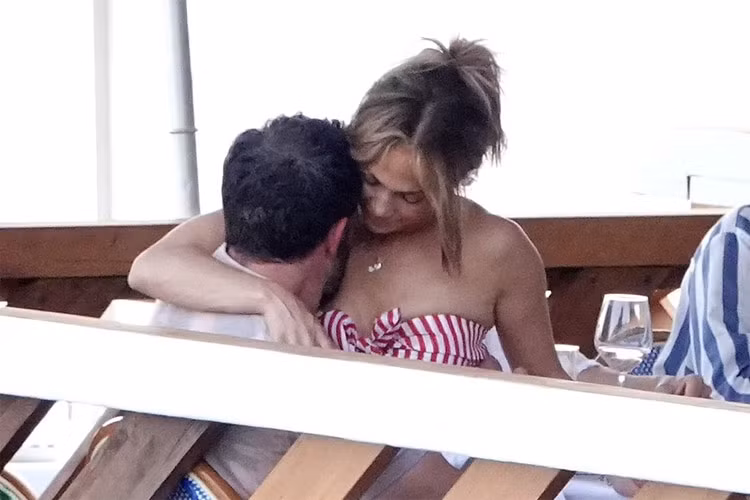 Ben Affleck quên hết mọi thứ xung quanh khi có người tình bên cạnh. (Ảnh: Backgrid)